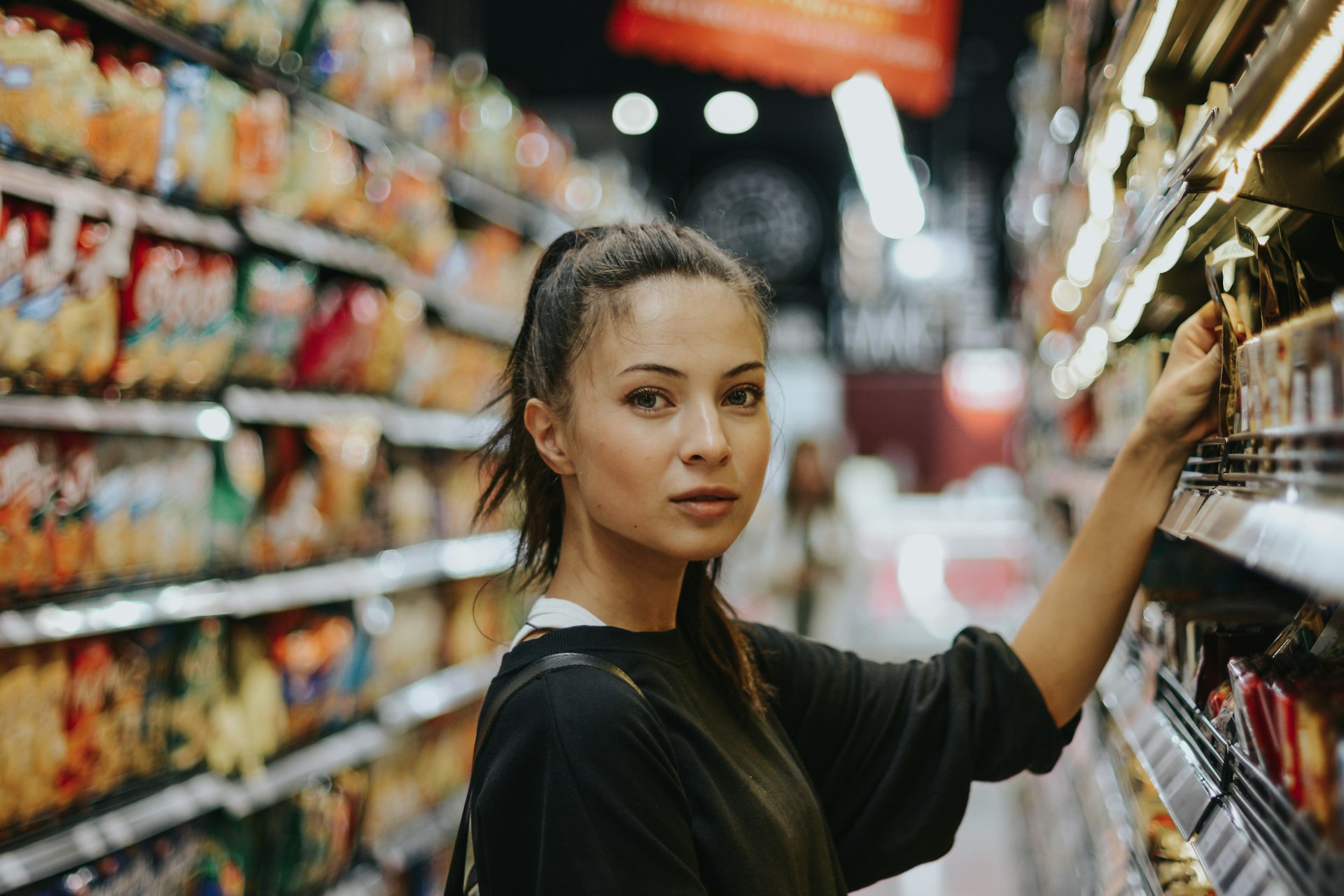 Vrouw die verpakt voedsel uitzoekt